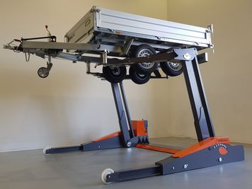 Elevador móvil de 2 columnas FHB3500 de uso universal, también para levantar remolques de hasta 3,5 t