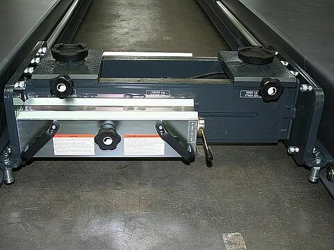 Pneumatischer Achsfreiheber 16 t, verfahrbar zwischen den Fahrschienen der Hebebühne HDS