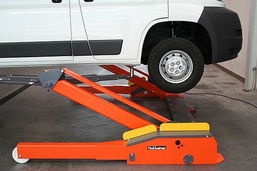 Hydraulischer Zwangsgleichlauf der Tragarme.