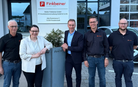 La Sra. Schindele y el Sr. Holznagel de visita en Finkbeiner