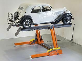 Elevadora móvil FHB3000 con plataformas FA3 como accesorio, ideal para coches clásicos como el Citroen Traction Avant