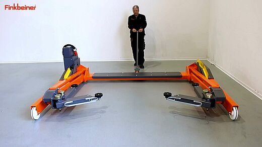 Die Hebebühne lässt sich von einer Person mittels 2 Rädern und einer abnehmbaren Lenkdeichsel mühelos verfahren.