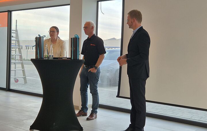 La Sra. Schindele con el Sr. Finkbeiner y el Sr. Holznagel