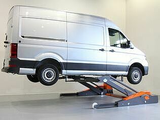 Furgoneta MAN TGE elevada a media altura