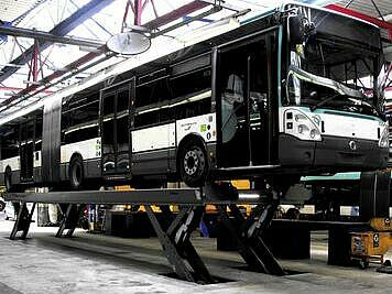 Finkbeiner Scherenhebebühne HDS, Fahrschienenlänge 13 m, mit Gelenkbus, Tragkraft 25 t