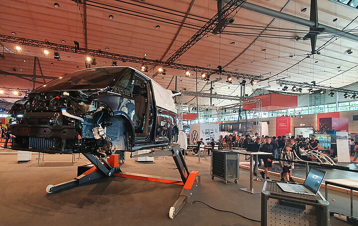 IdeenExpo Hebebühne FHB3500_Volkswagen VW ID Bus angehoben mit einer mobilen 2-Säulen-Hebebühne auf der IdeenExpo.